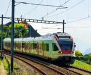 Train traversant un paysage bucolique au coucher du soleil