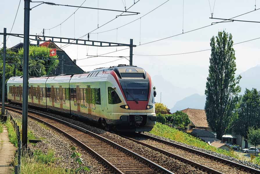 Train traversant un paysage bucolique au coucher du soleil